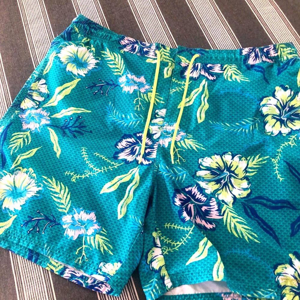 Men’s Vineyard Vines swim trunks XL. not new.